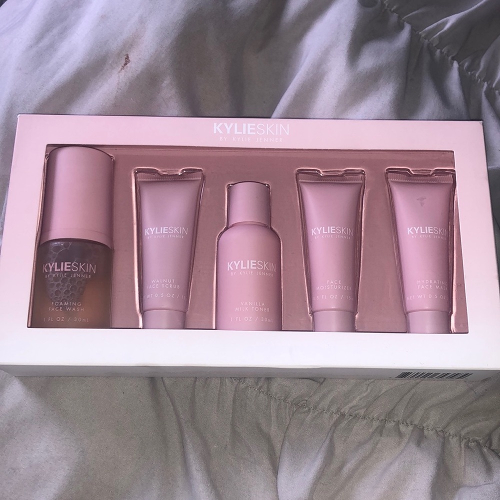 Kylie Skin Set